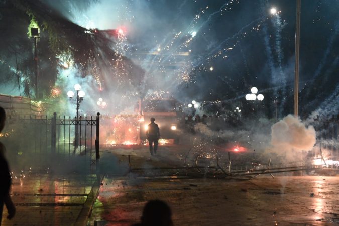 В Албании требуют отставки премьера, в столкновениях пострадали 13 человек (ФОТО)