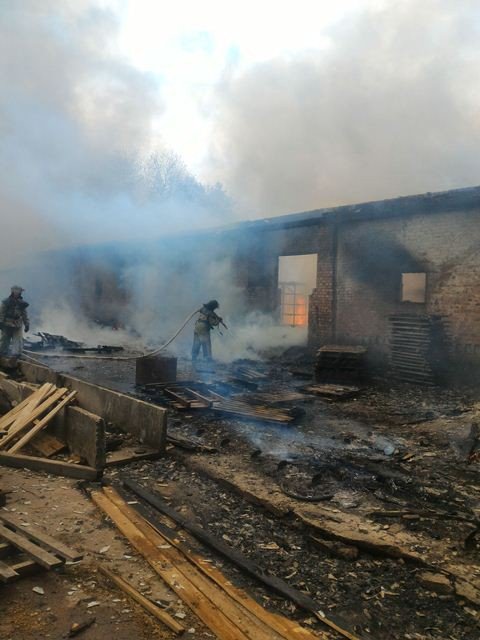 В Борисполе горело складское помещение, огонь уничтожил кровлю и перекрытия здания