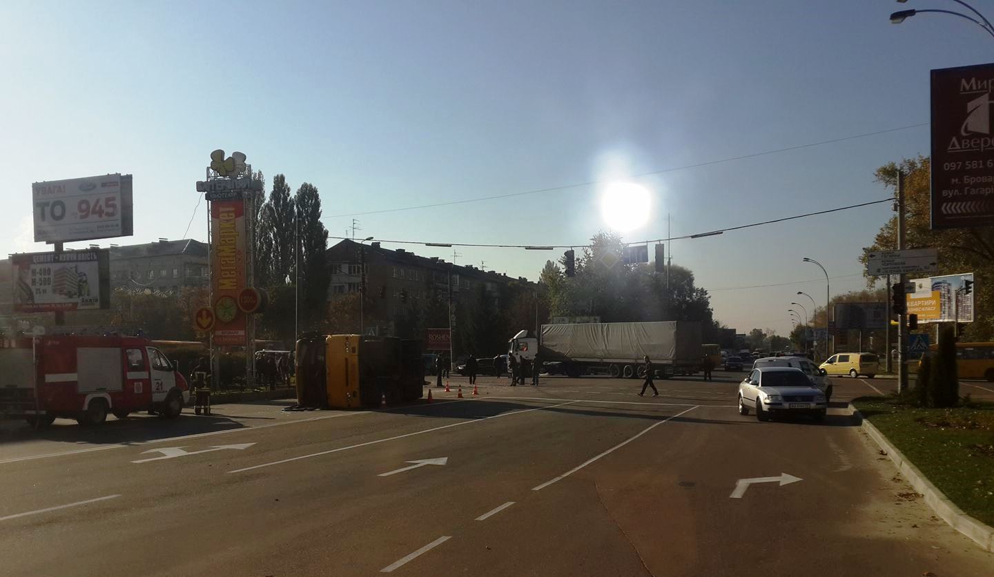 В Броварах после столкновения с фурой перевернулась маршрутка, есть пострадавшие