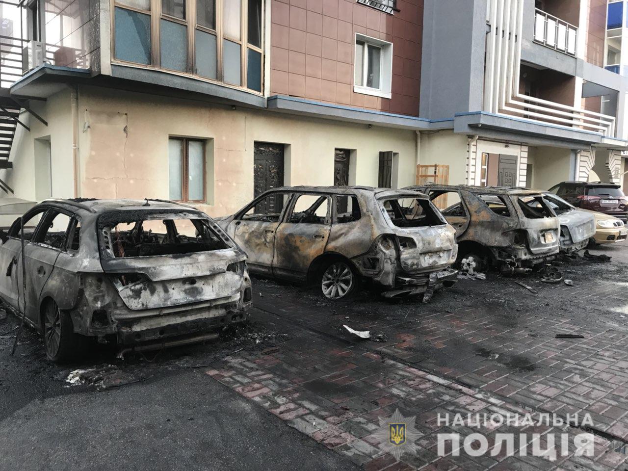 В центре Харькова сгорели пять автомобилей, полиция начала расследование