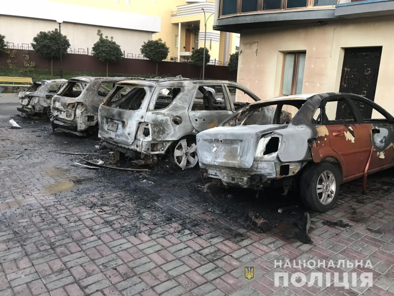 В центре Харькова сгорели пять автомобилей, полиция начала расследование