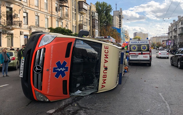 В центре Киева перевернулась скорая