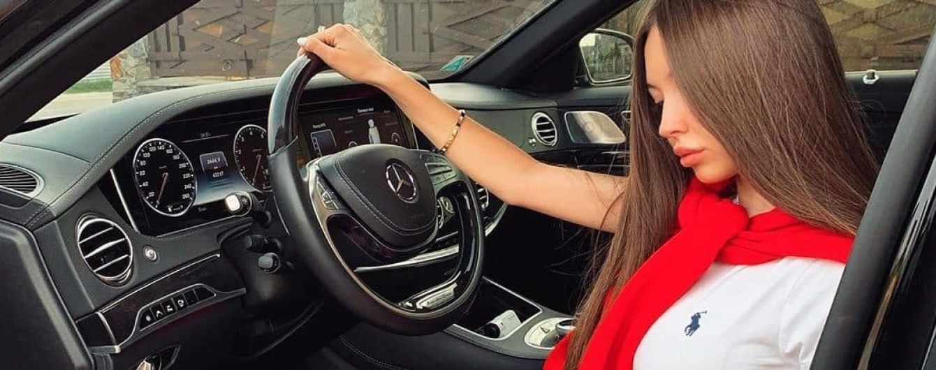 В центре Киева спорткар Audi протаранил ограждение. Пассажирка сняла видео