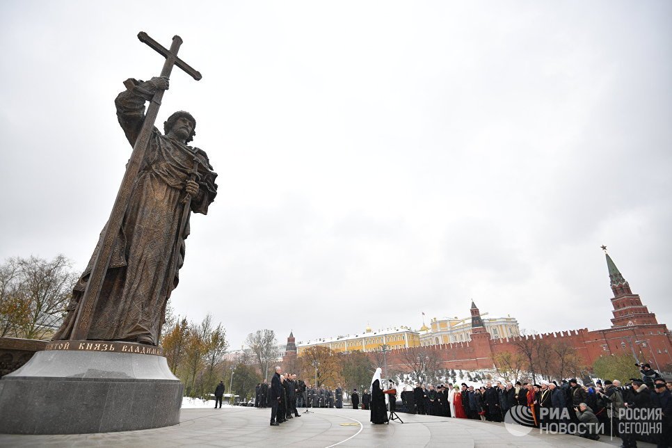 В центре Москвы открыли памятник князю Владимиру