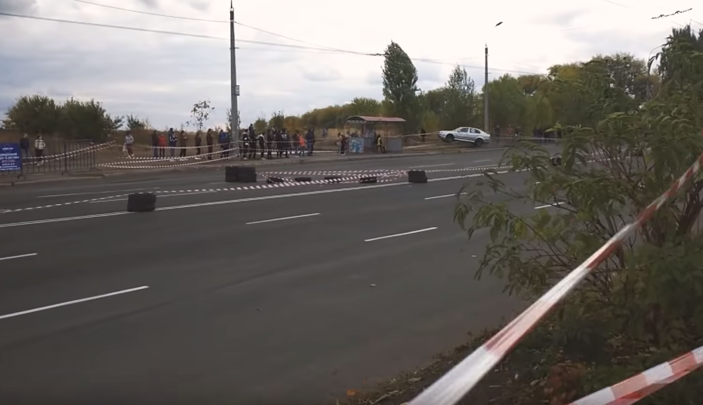 В Черкассах во время гонки машина влетела в толпу, есть пострадавшие