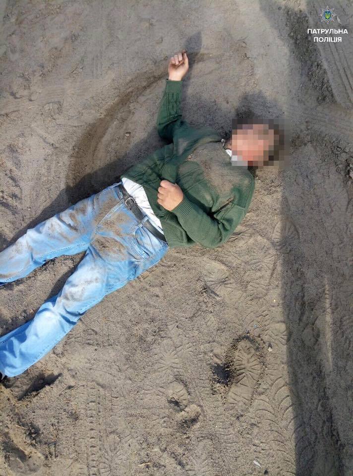 В Черкассах водитель под действием наркотиков пытался убить попутчицу, а после задержания начал есть землю