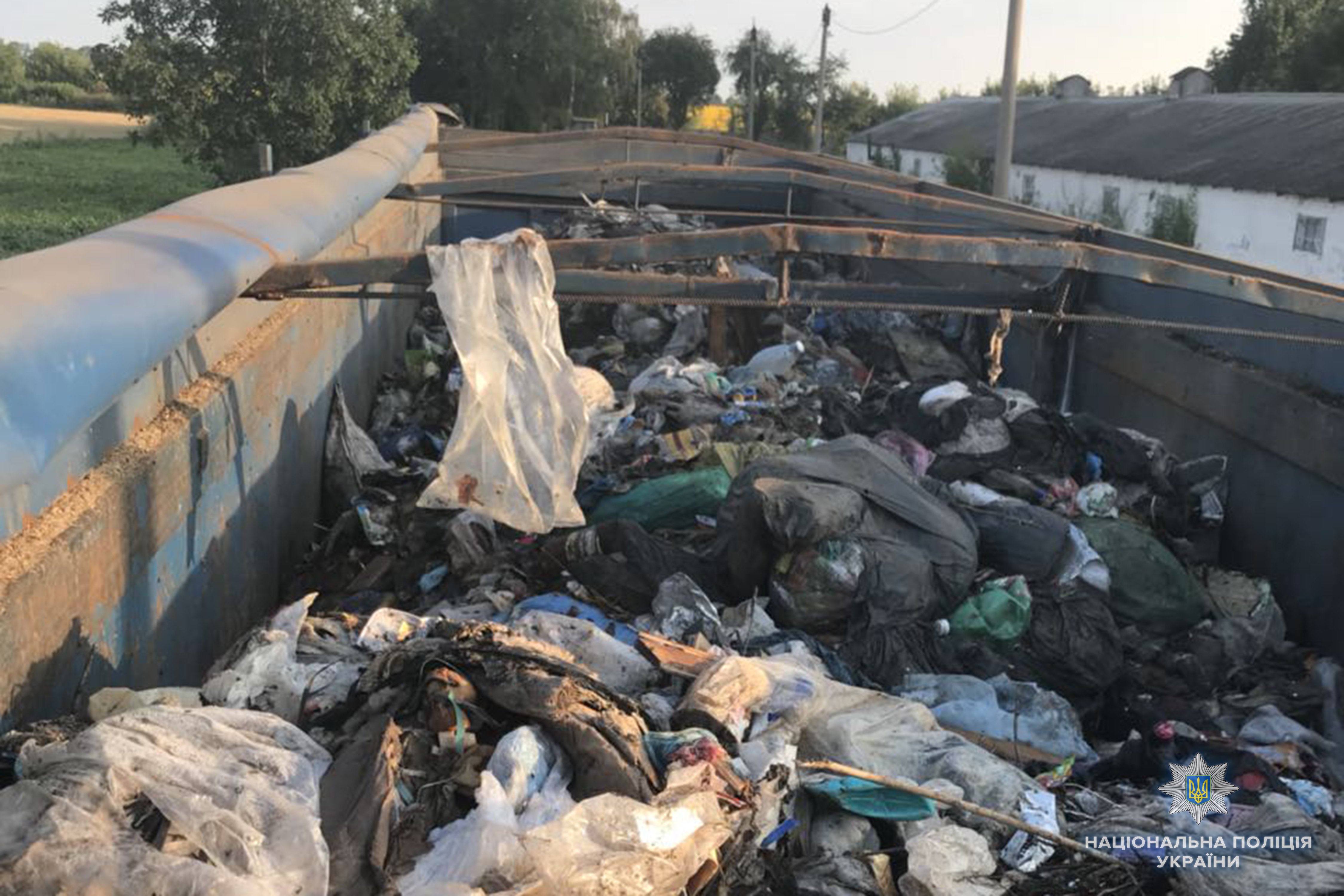 В Черкасской области обнаружили грузовики со львовским мусором