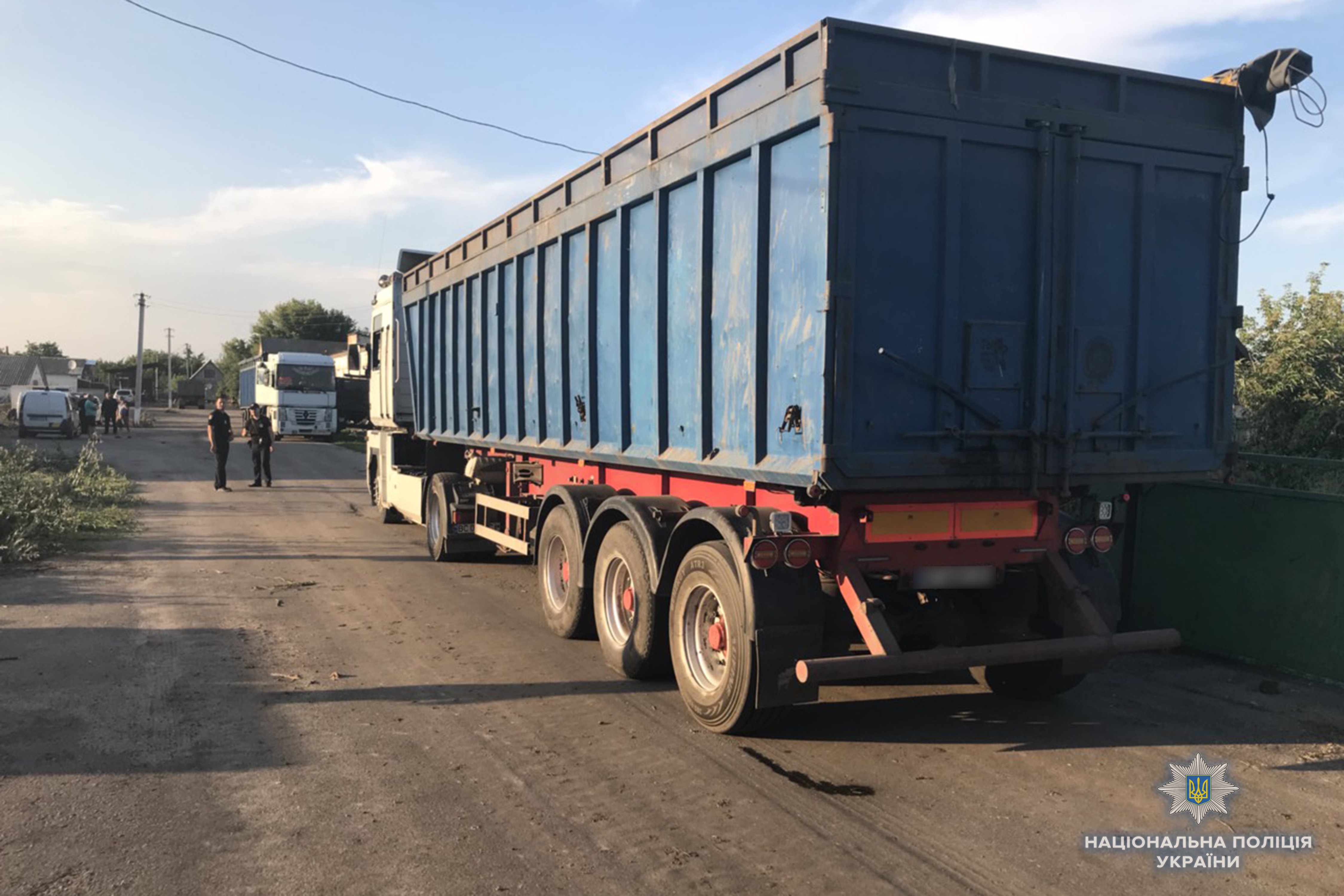 В Черкасской области обнаружили грузовики со львовским мусором