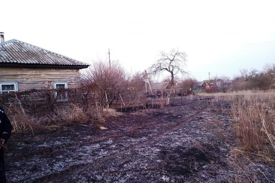 В Черниговской области избили двух спасателей, которые тушили сухую траву