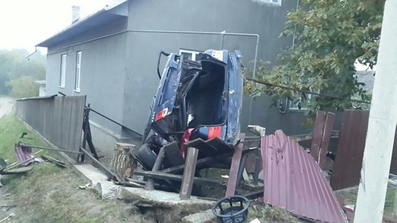 В Черновцах перевернулся Мерседес, пострадали 5 человек