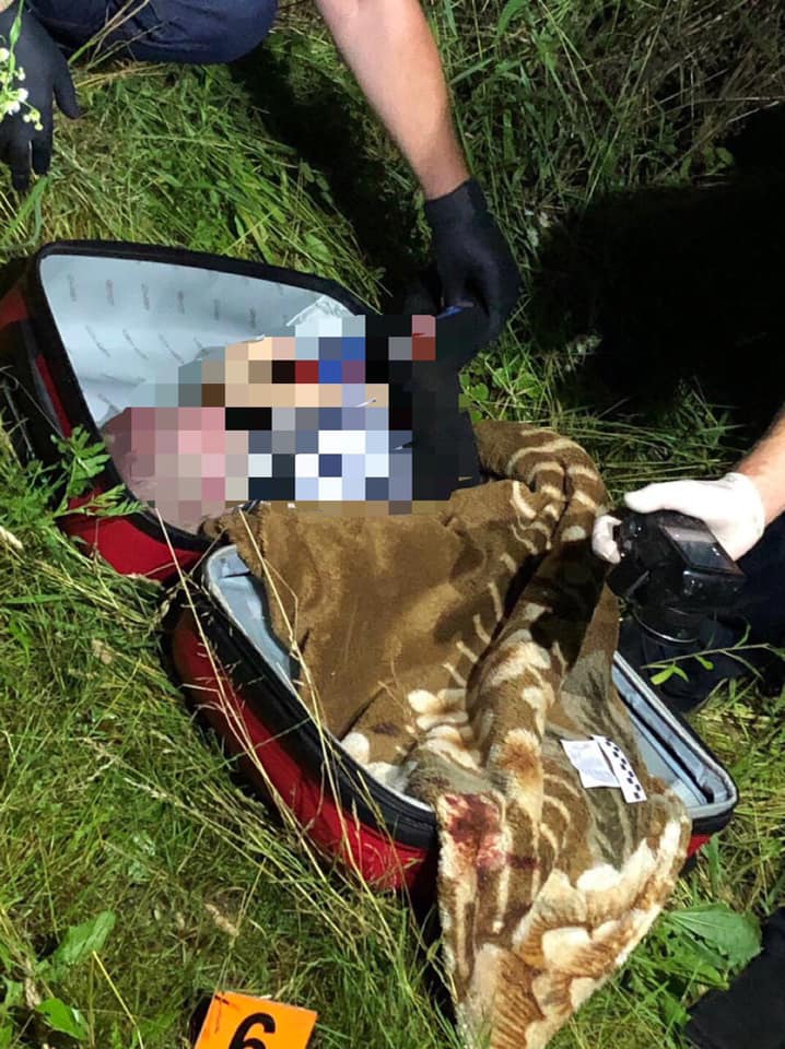 В Черновцах прохожие обнаружили чемодан с телом мертвого ребенка — полиция (ФОТО)