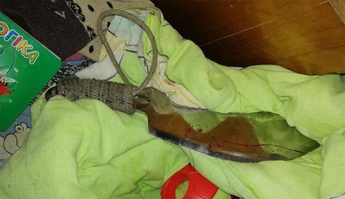 В Днепре мужчина набросился с мачете на сына сожительницы и закрылся в квартире