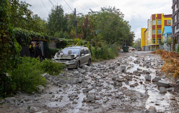 В Днепре с новостройки упали бетонные блоки и раздавили авто