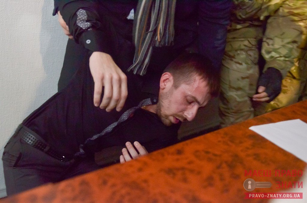 В горсовете Броваров произошла драка с применением слезоточивого газа; депутаты прыгали из окон