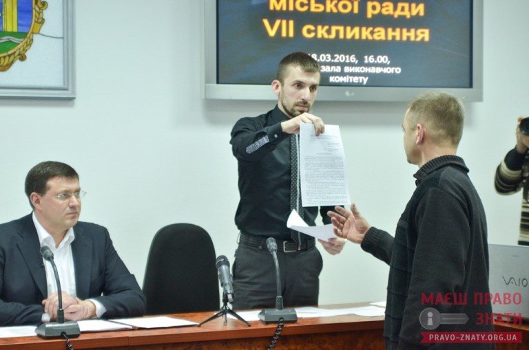 В горсовете Броваров произошла драка с применением слезоточивого газа; депутаты прыгали из окон