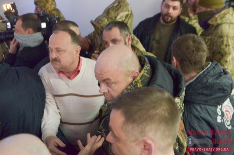 В горсовете Броваров произошла драка с применением слезоточивого газа; депутаты прыгали из окон