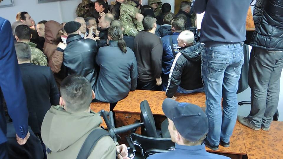 В горсовете Броваров произошла драка с применением слезоточивого газа; депутаты прыгали из окон