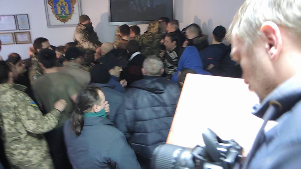 В горсовете Броваров произошла драка с применением слезоточивого газа; депутаты прыгали из окон