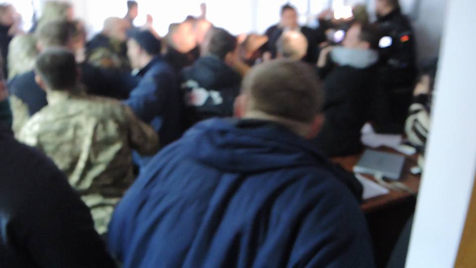 В горсовете Броваров произошла драка с применением слезоточивого газа; депутаты прыгали из окон