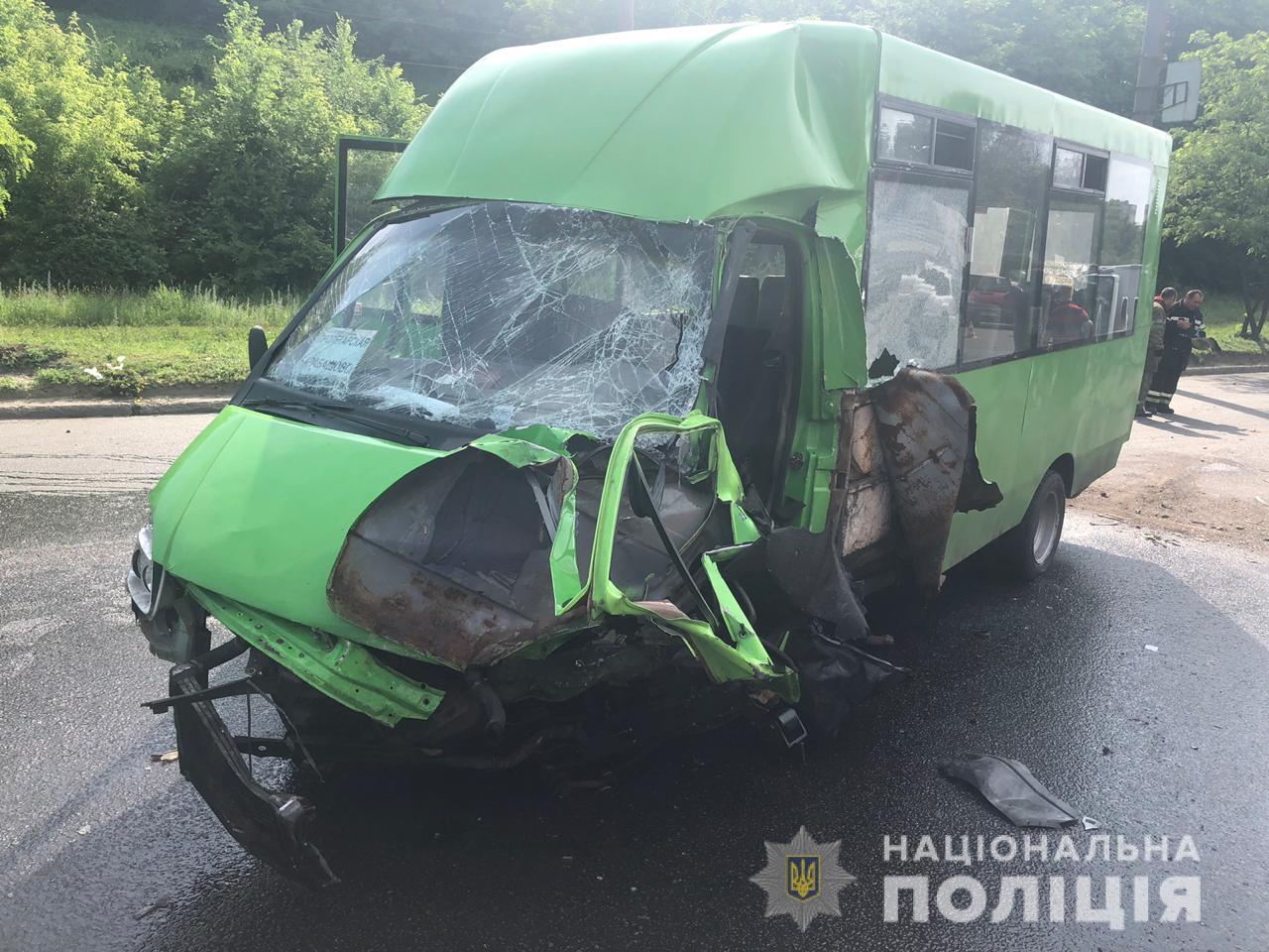 В Харькове маршрутка столкнулась с грузовиком, пострадали 15 человек