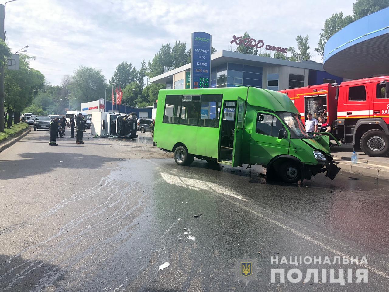 В Харькове маршрутка столкнулась с грузовиком, пострадали 15 человек