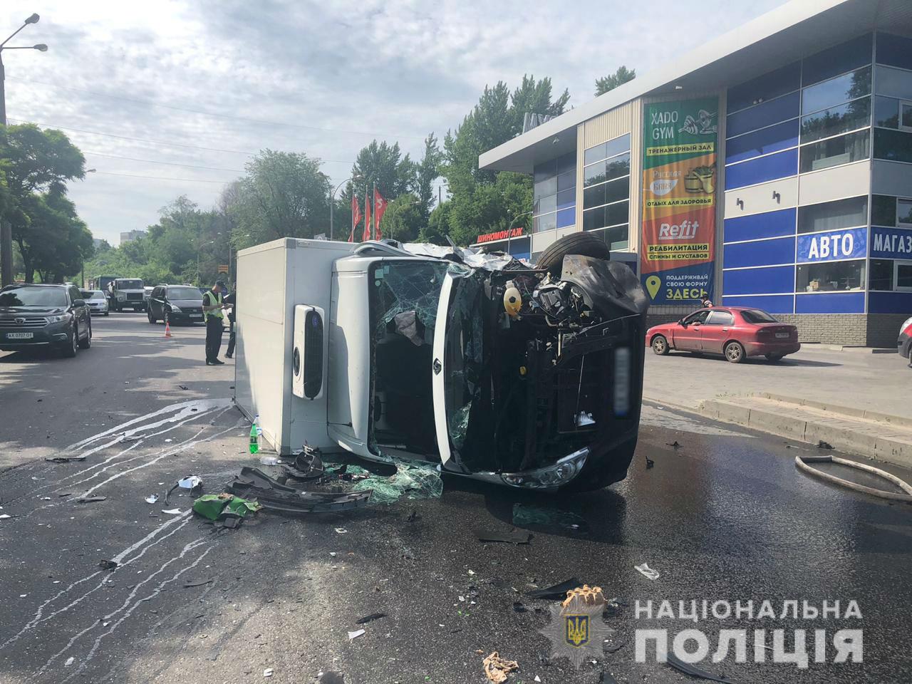 В Харькове маршрутка столкнулась с грузовиком, пострадали 15 человек