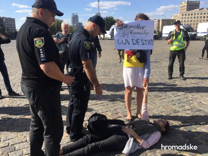 В Харькове прошли Марш равенства и Марш за традиционные ценности (ФОТО, ВИДЕО)