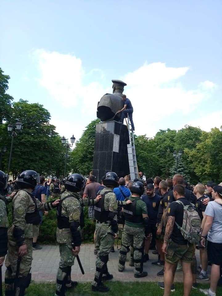 В Харькове снесли бюст маршала СССР Жукова (фото, видео)