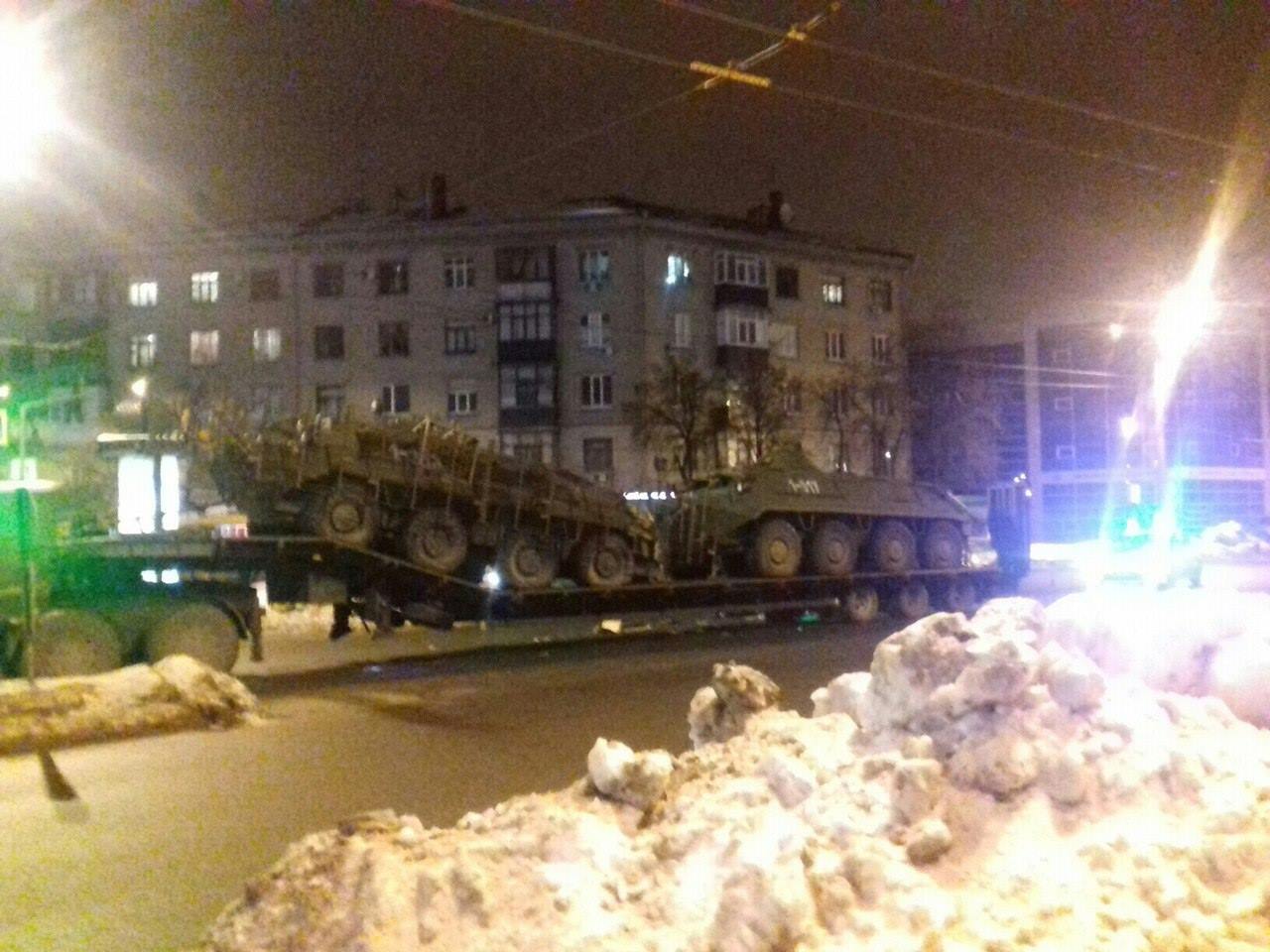 В Харькове столкнулись маршрутка и прицеп с несколькими БТР