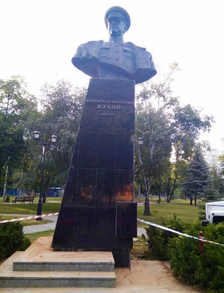 В Харькове вернули памятник Жукову (ФОТО)