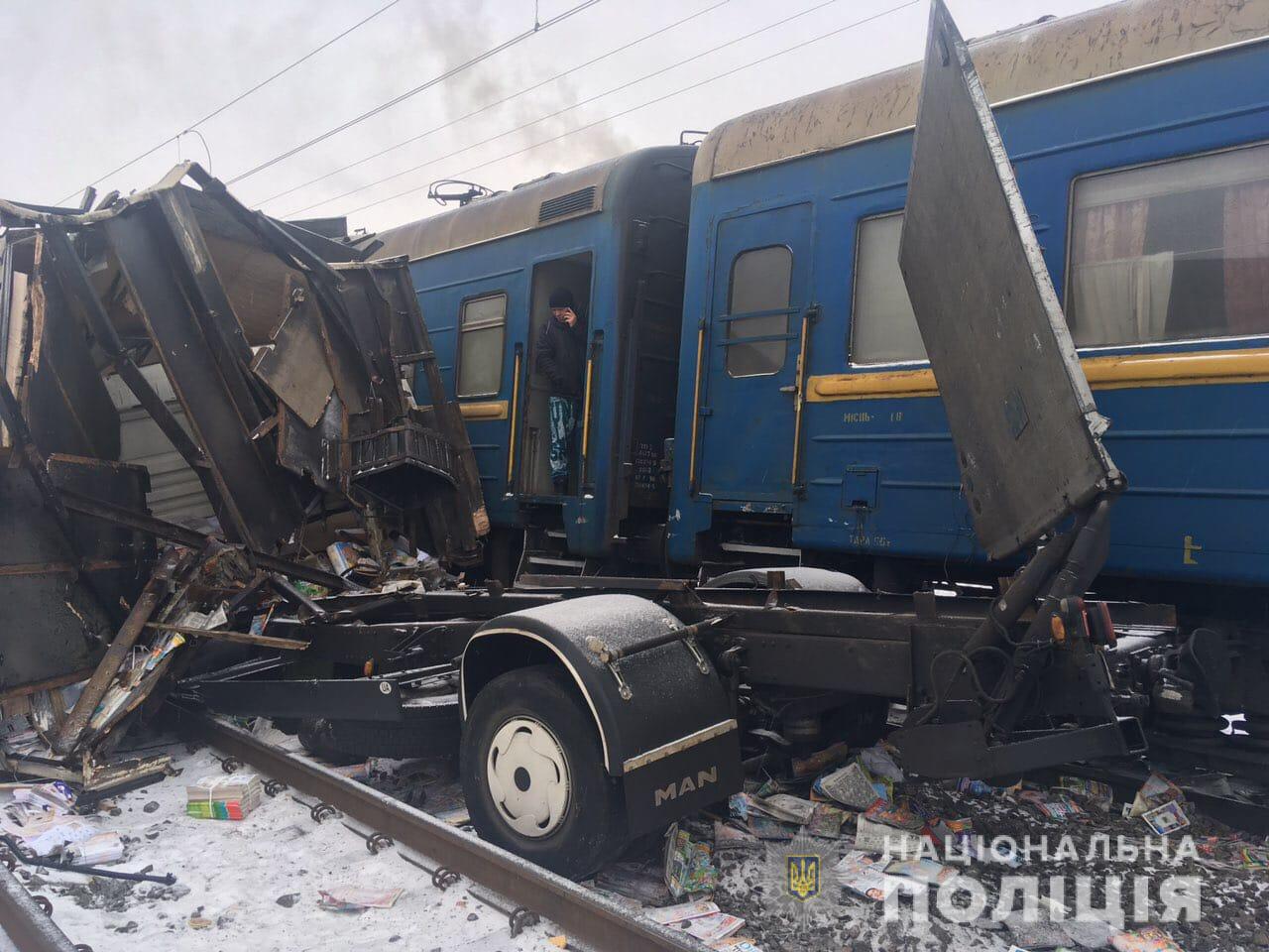 В Харьковской области грузовик столкнулся с пассажирским поездом (фото)