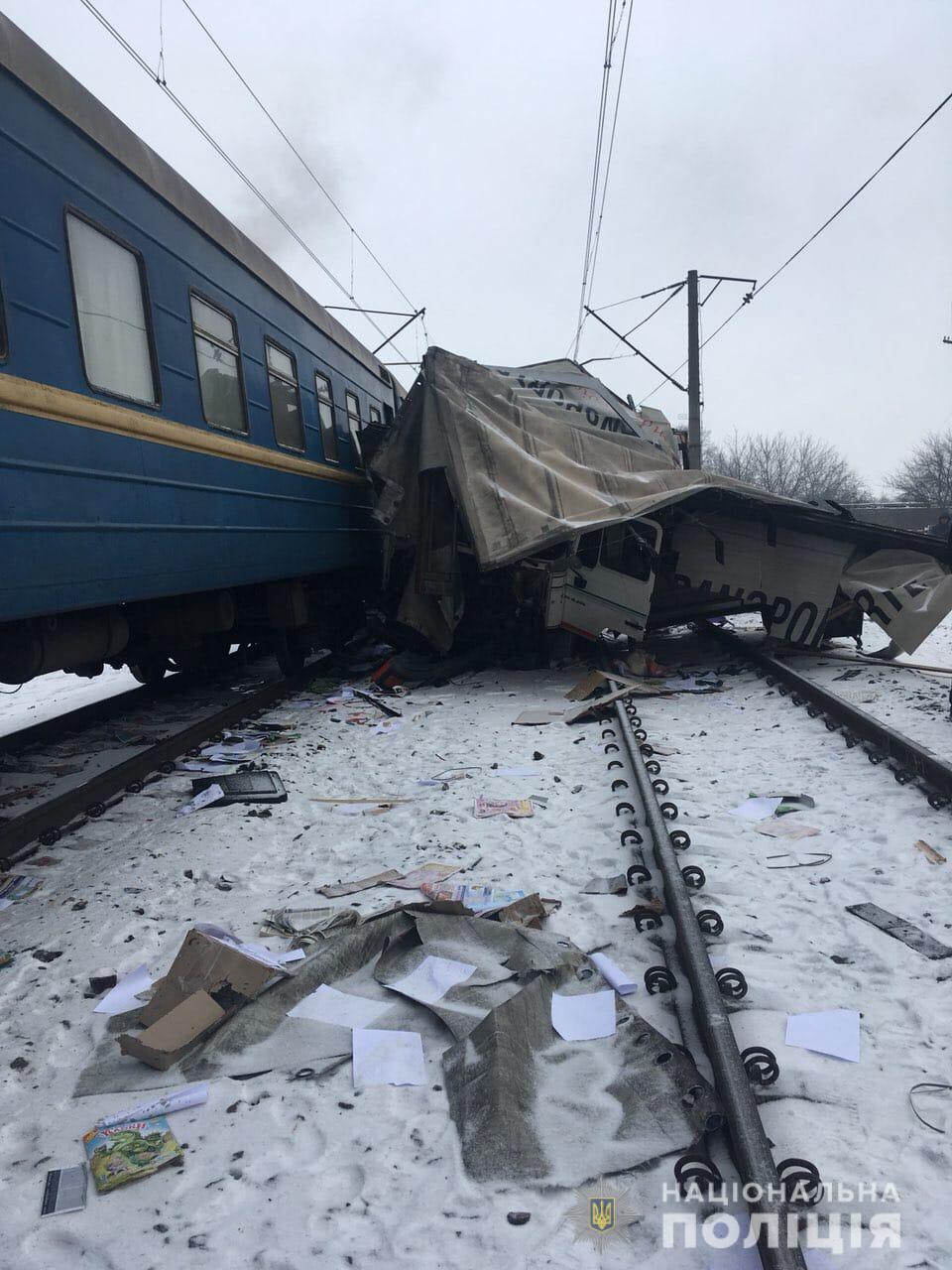 В Харьковской области грузовик столкнулся с пассажирским поездом (фото)