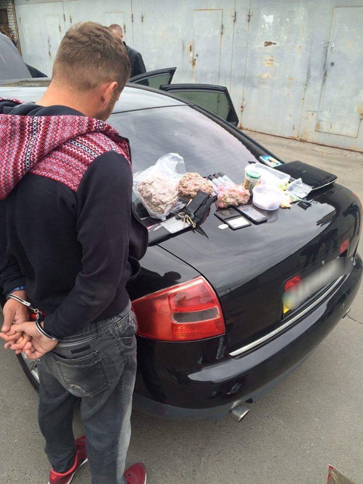 В Киеве бывший правоохранитель оказался подельником нынешнего, который крышевал наркодилеров