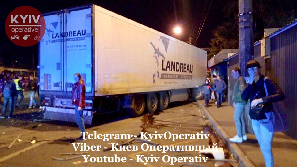В Киеве фура влетела в остановку общественного транспорта (ФОТО, ВИДЕО)