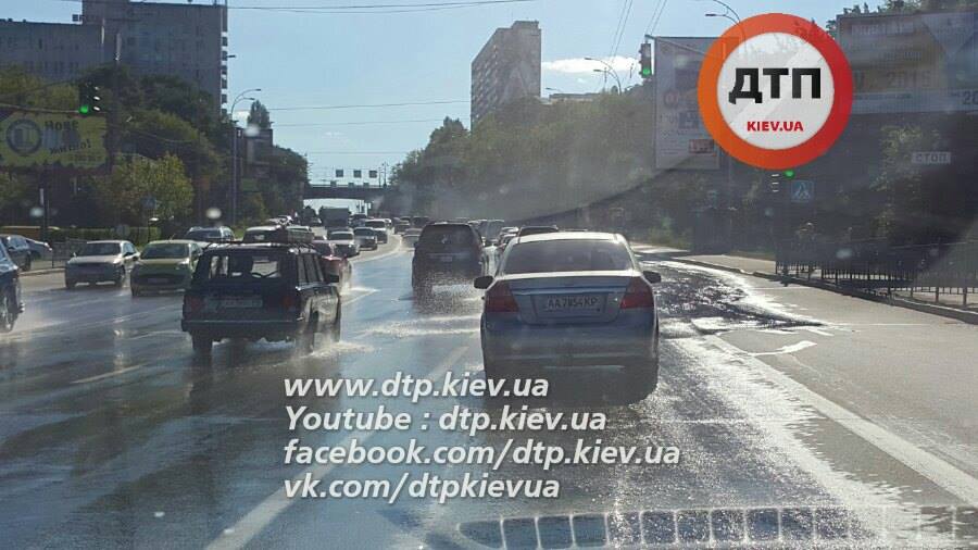 В Киеве горячая вода затопила бульвар Дружбы Народов