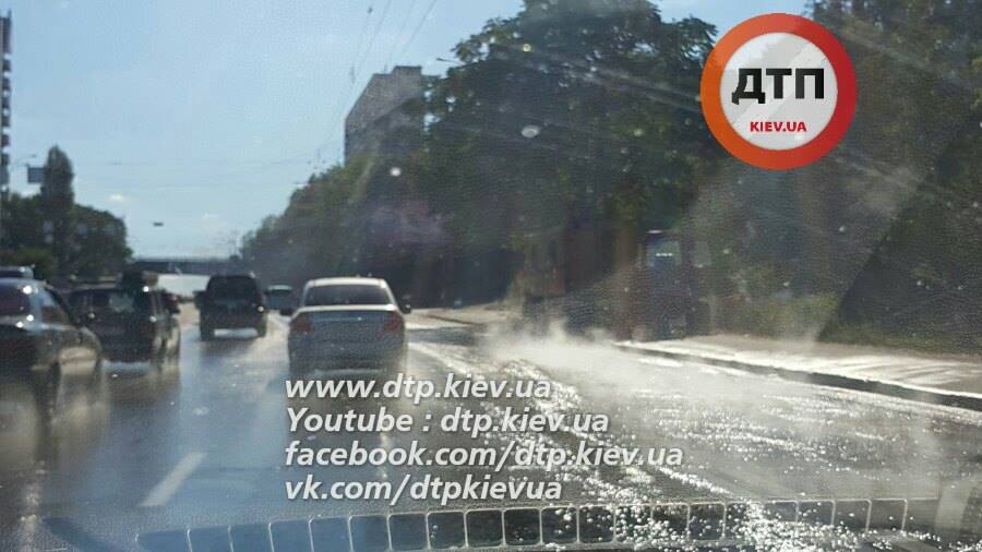 В Киеве горячая вода затопила бульвар Дружбы Народов