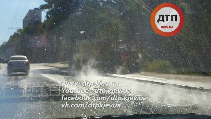 В Киеве горячая вода затопила бульвар Дружбы Народов