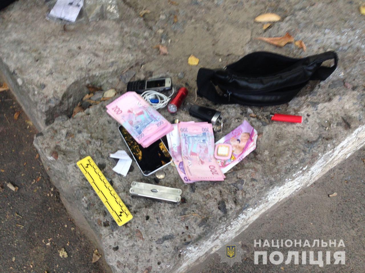 В Киеве грабитель, угрожая ножом, вынудил мужчину снять деньги в банкомате