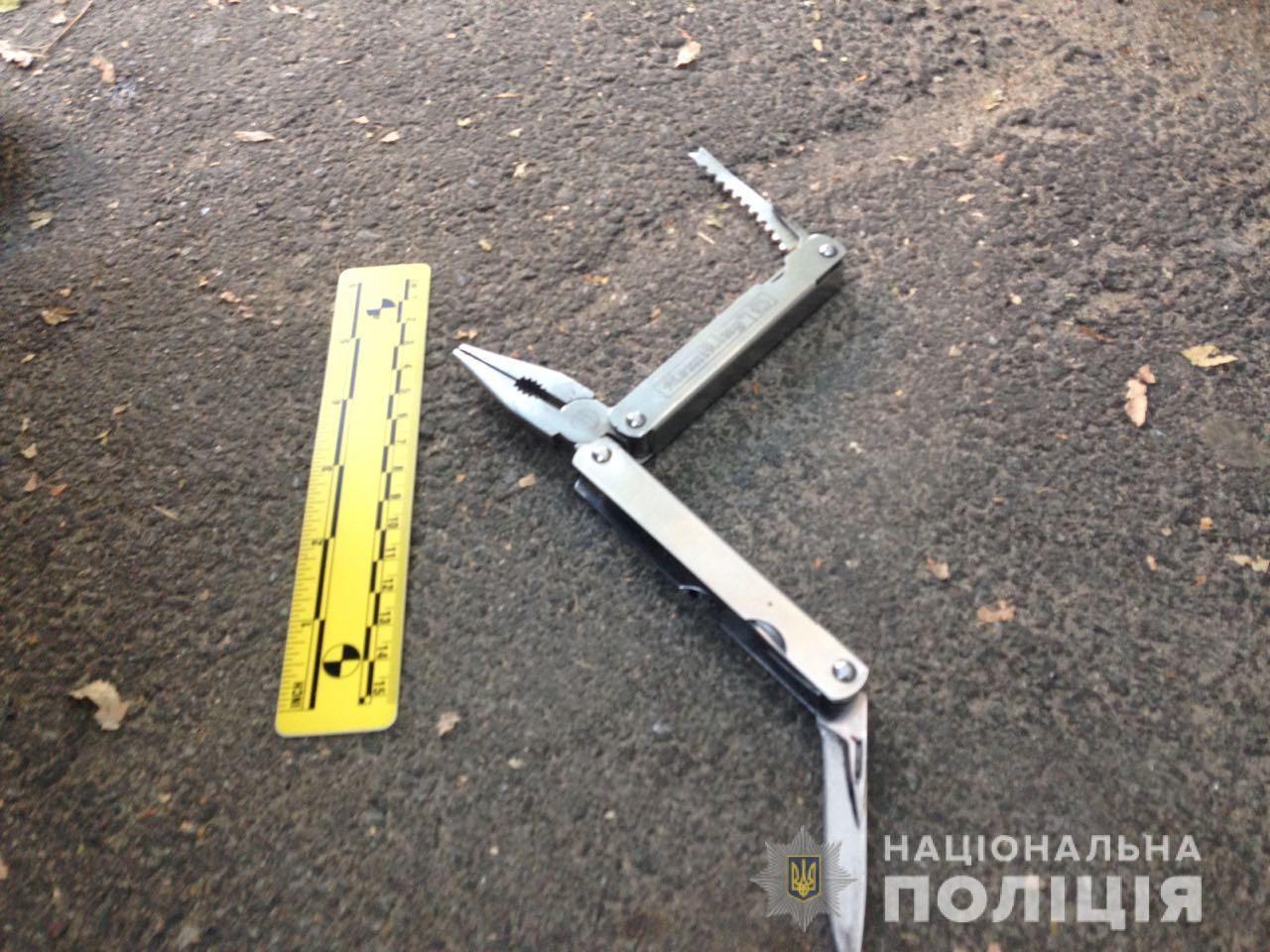 В Киеве грабитель, угрожая ножом, вынудил мужчину снять деньги в банкомате