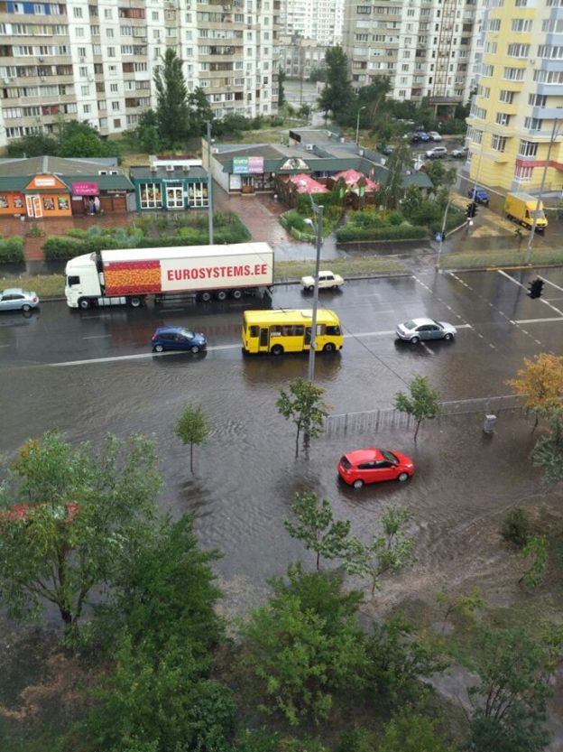 В Киеве из-за дождя затопило Троещину