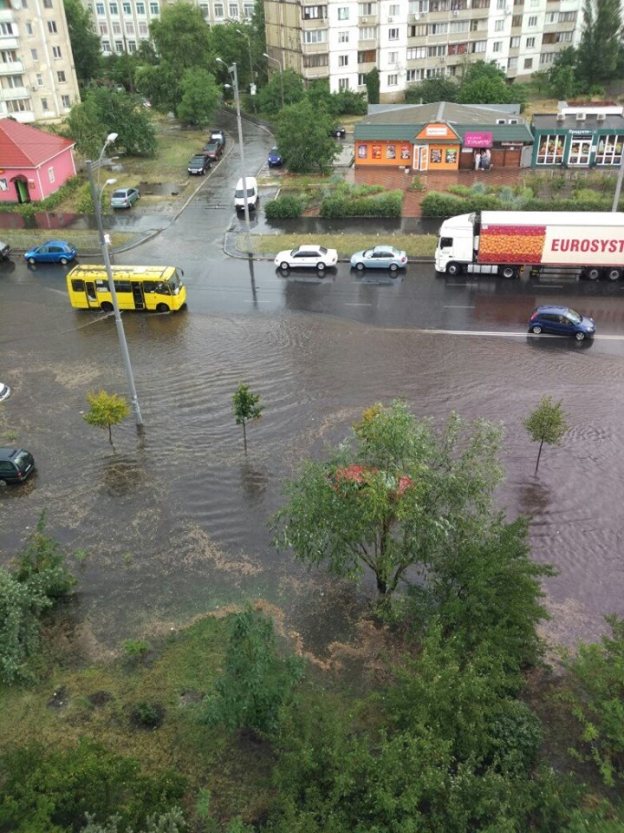 В Киеве из-за дождя затопило Троещину