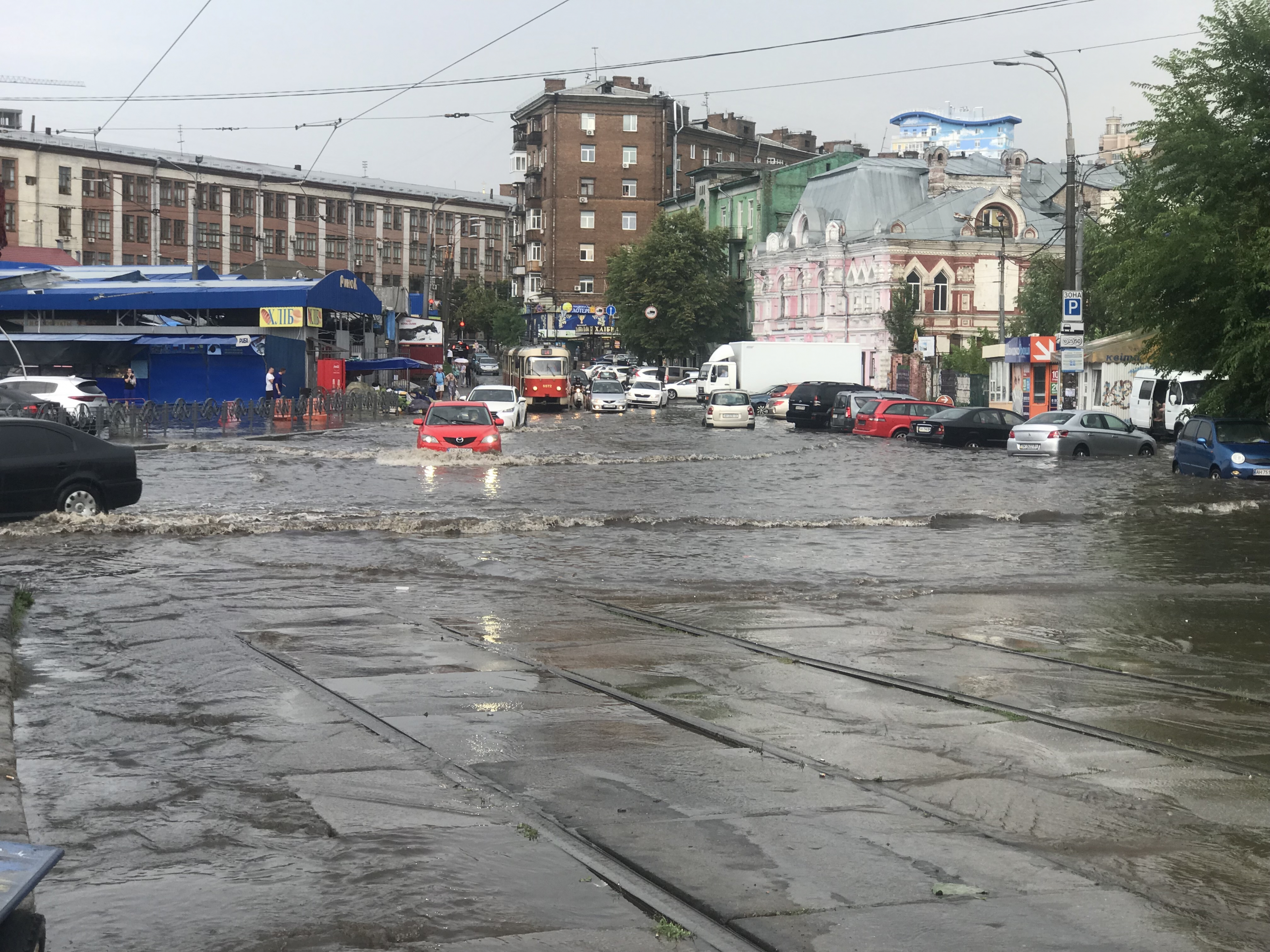 В Киеве из-за мощного ливня затопило улицы (фото, видео)