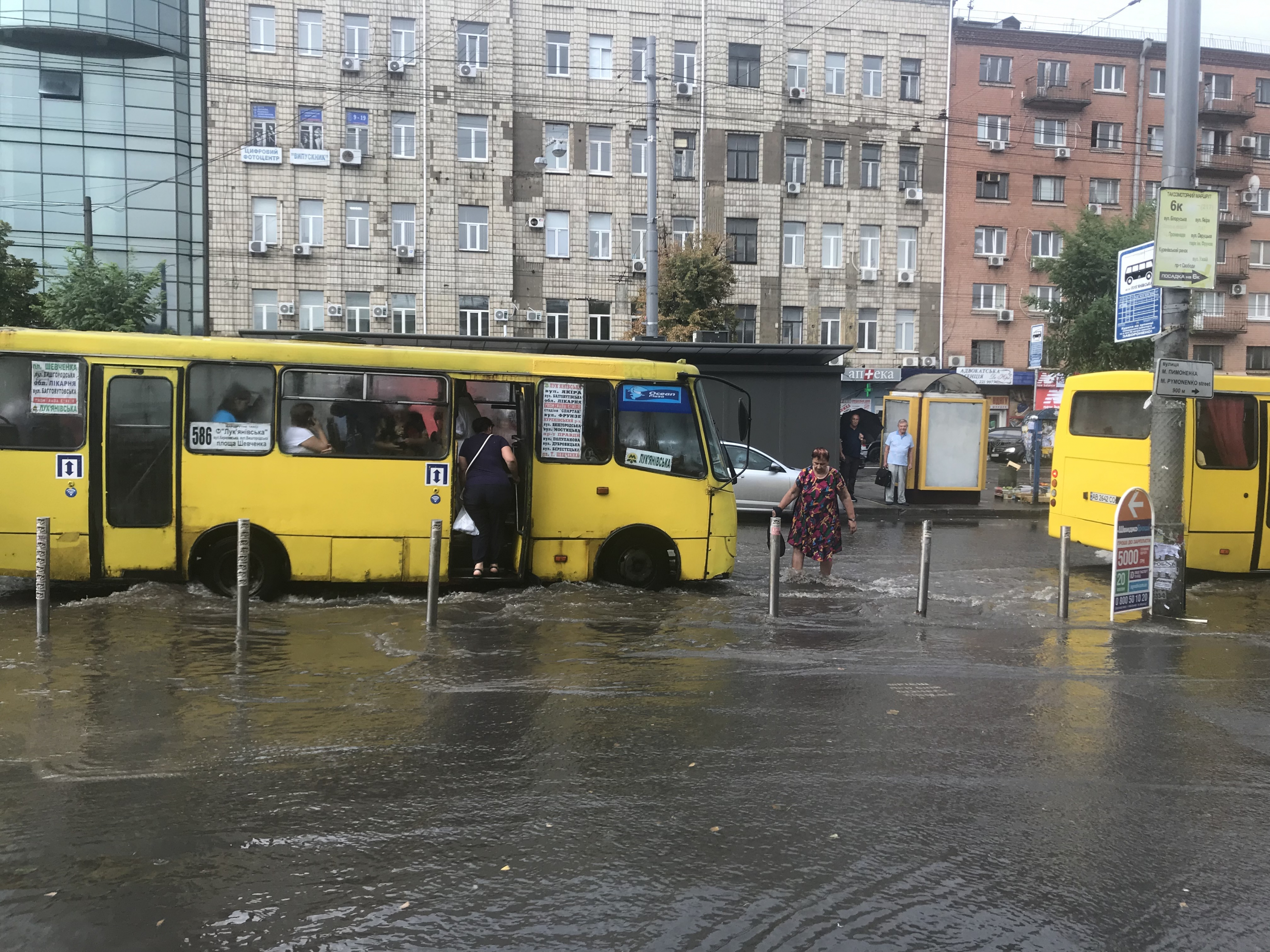 В Киеве из-за мощного ливня затопило улицы (фото, видео)