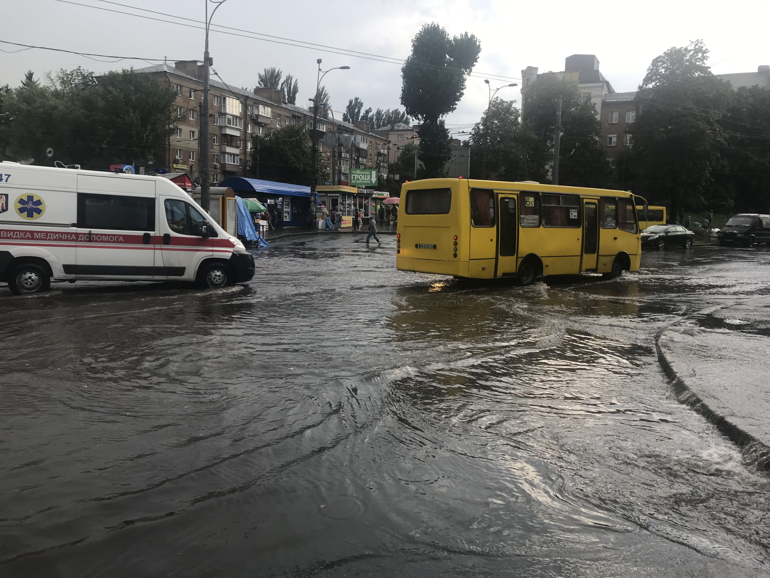 В Киеве из-за мощного ливня затопило улицы (фото, видео)