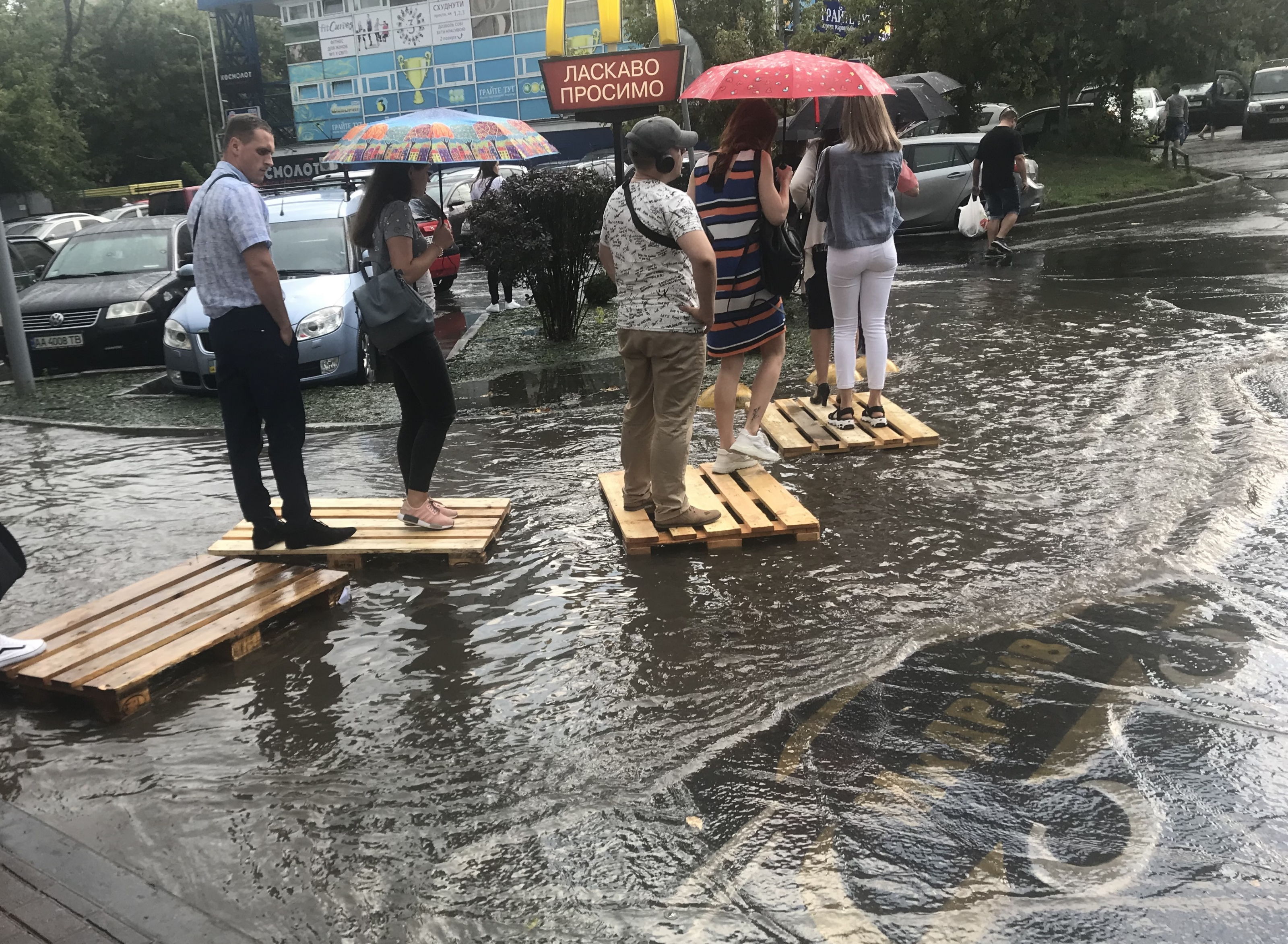 В Киеве из-за мощного ливня затопило улицы (фото, видео)