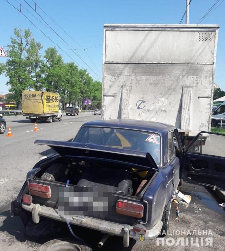 В Киеве легковушка влетела в грузовик, погибли двое военных