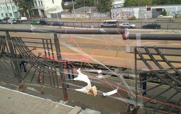 В Киеве мост отремонтировали скотчем и нитками