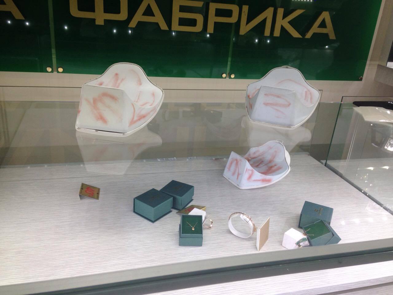 В Киеве на Оболони двое мужчин, угрожая гранатой и пистолетом, ограбили ювелирный магазин