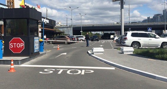 В Киеве на стоянке у торгового центра произошла стрельба, есть пострадавший