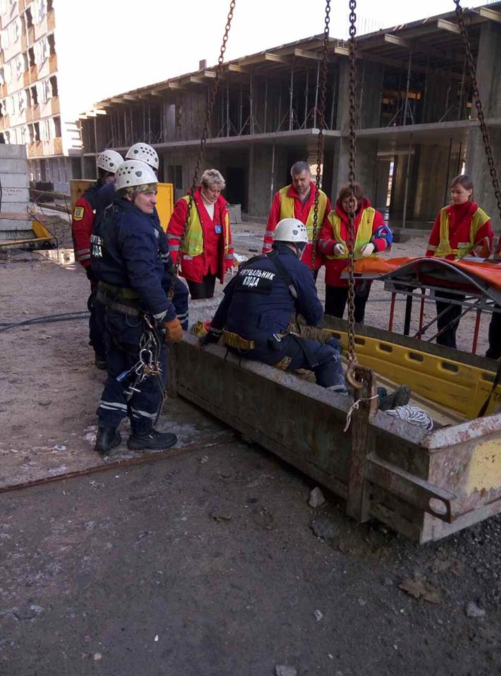 В Киеве на стройке упала монтажная площадка высотного крана, один человек погиб
